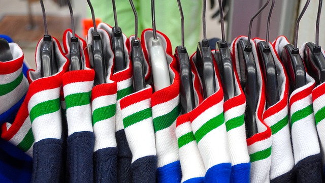 Sportovní oblečení v obchodě na ramínkách